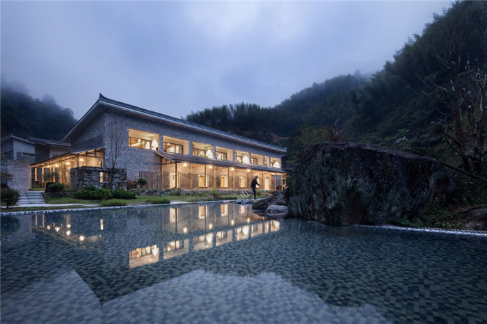 尊重當(dāng)?shù)刈匀粋鹘y(tǒng)的時光里L(fēng)OFT民宿酒店外觀設(shè)計方案