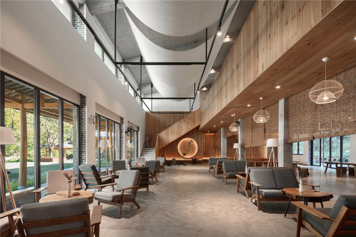 尊重當(dāng)?shù)刈匀粋鹘y(tǒng)的時光里L(fēng)OFT民宿酒店大堂設(shè)計方案