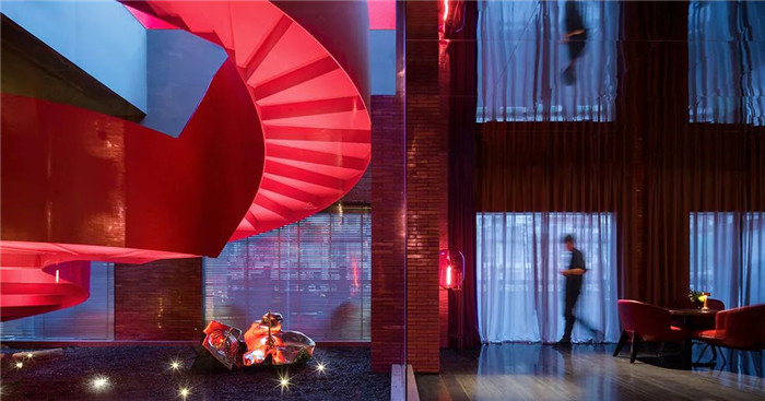 在復(fù)古中創(chuàng)新的The Linow創(chuàng)意精品酒店大堂樓梯設(shè)計(jì)實(shí)景圖