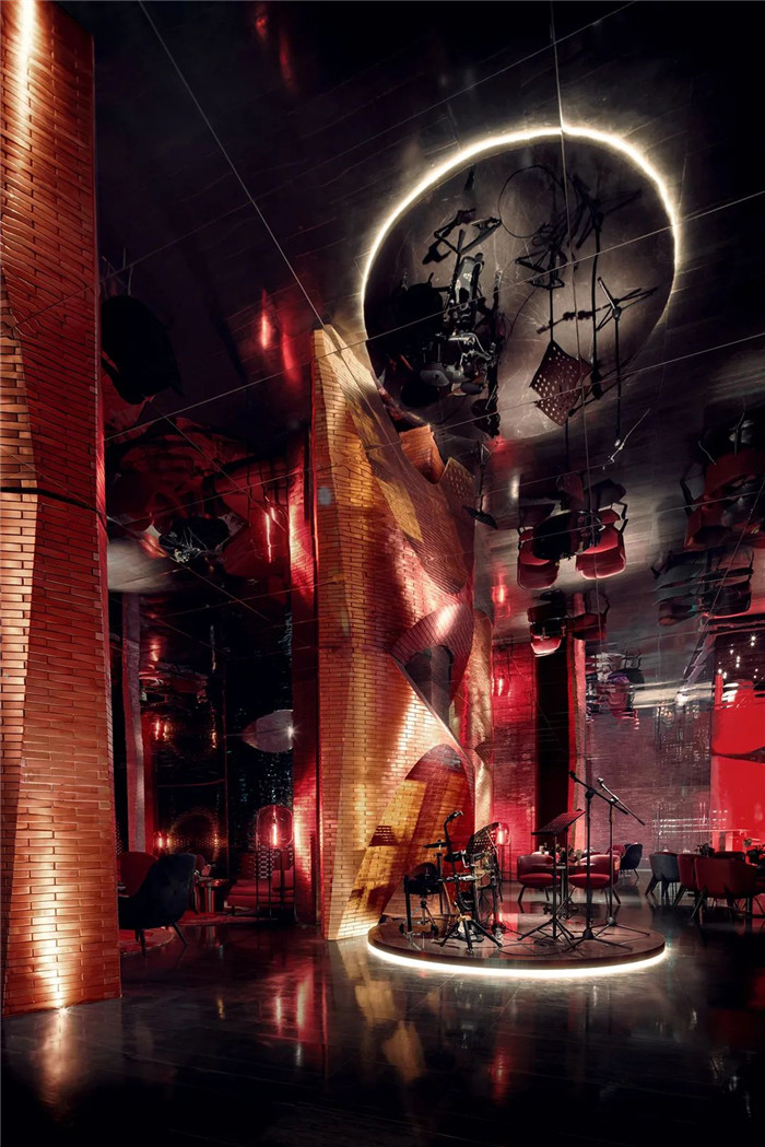 在復(fù)古中創(chuàng)新的The Linow創(chuàng)意精品酒店酒吧舞臺(tái)區(qū)設(shè)計(jì)實(shí)景圖