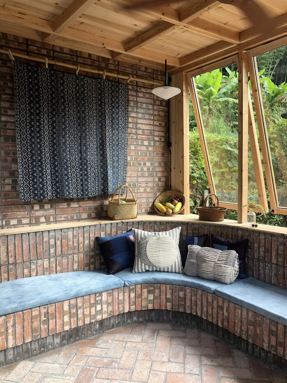 紅磚、杉木復(fù)蘇老民宅改造變身精品民宿設(shè)計(jì)案例