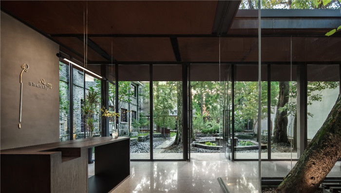 酒店大堂接待臺設(shè)計-集書店、咖啡、美術(shù)館于一體的精品酒店設(shè)計方案