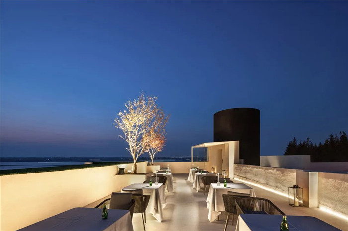 酒店露臺(tái)酒吧設(shè)計(jì)-以郵輪帆船為靈感的泊樂(lè)藝術(shù)精品酒店設(shè)計(jì)案例