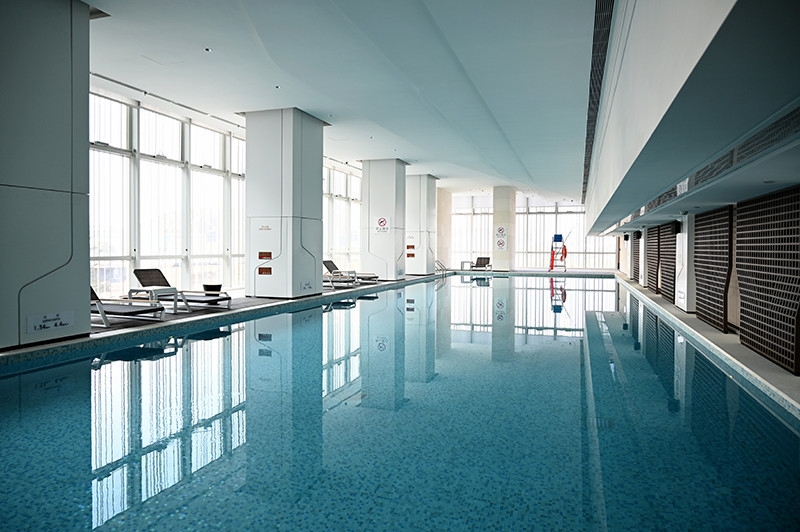 酒店泳池設(shè)計(jì)-皇冠假日酒店首家時尚年輕化五星級酒店設(shè)計(jì)賞析