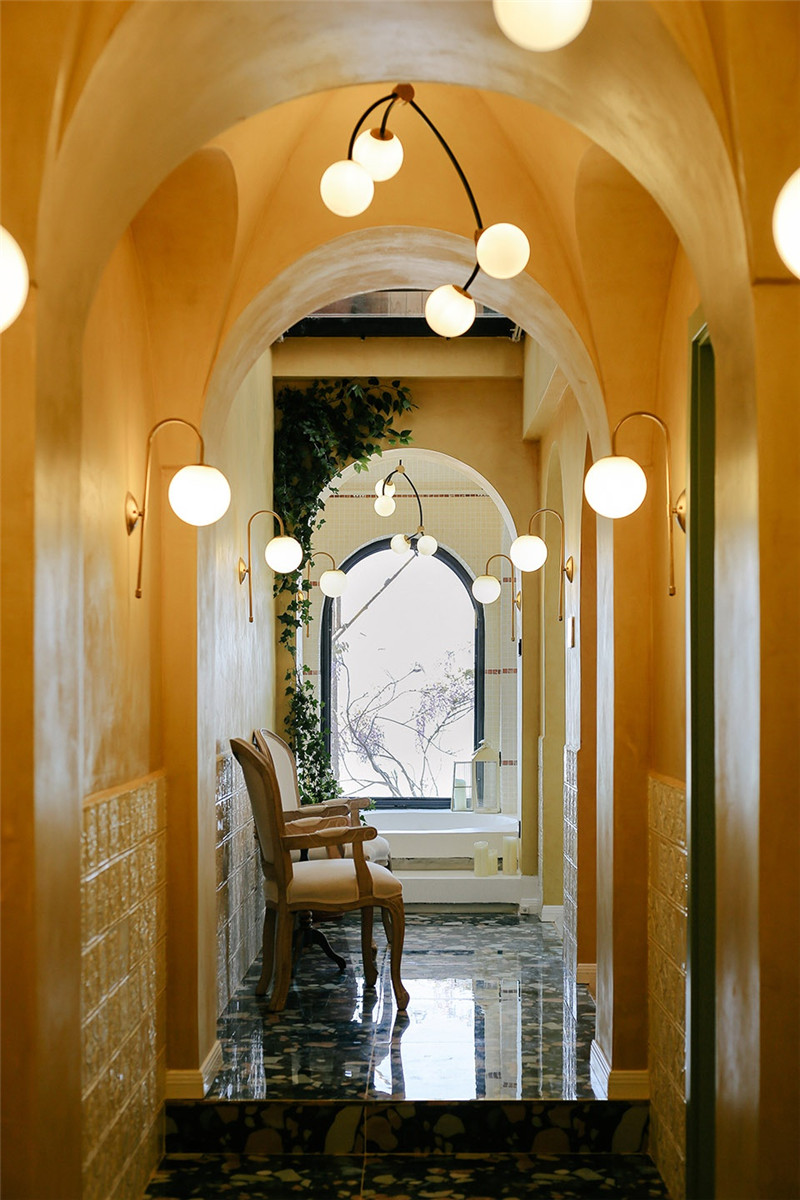 大理網(wǎng)紅民宿設(shè)計推薦：夏禾夫人意式風(fēng)情民宿走廊設(shè)計