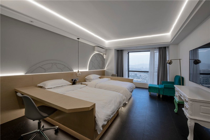 以通寶為主題的時(shí)尚精品酒店標(biāo)準(zhǔn)客房設(shè)計(jì)實(shí)景圖