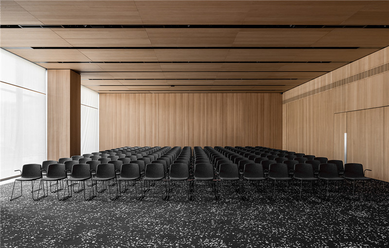 簡(jiǎn)約而實(shí)用的艾米麗酒店會(huì)議廳設(shè)計(jì)方案